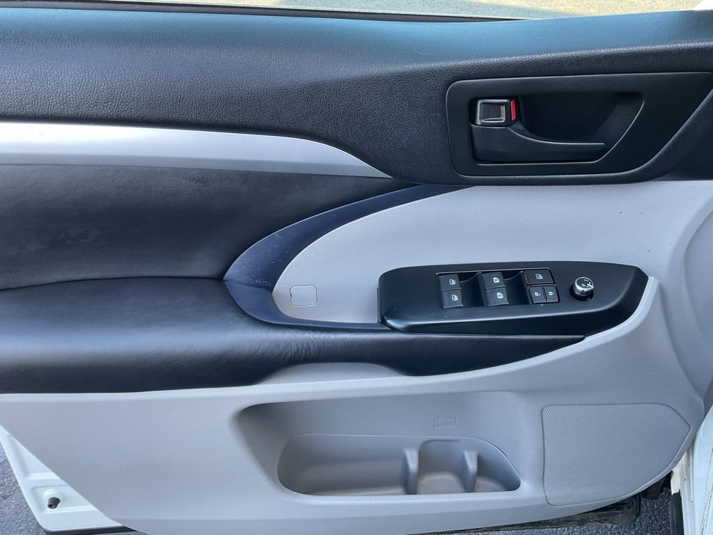 Used 2019 Toyota Highlander Plus AWD/4WD image 11