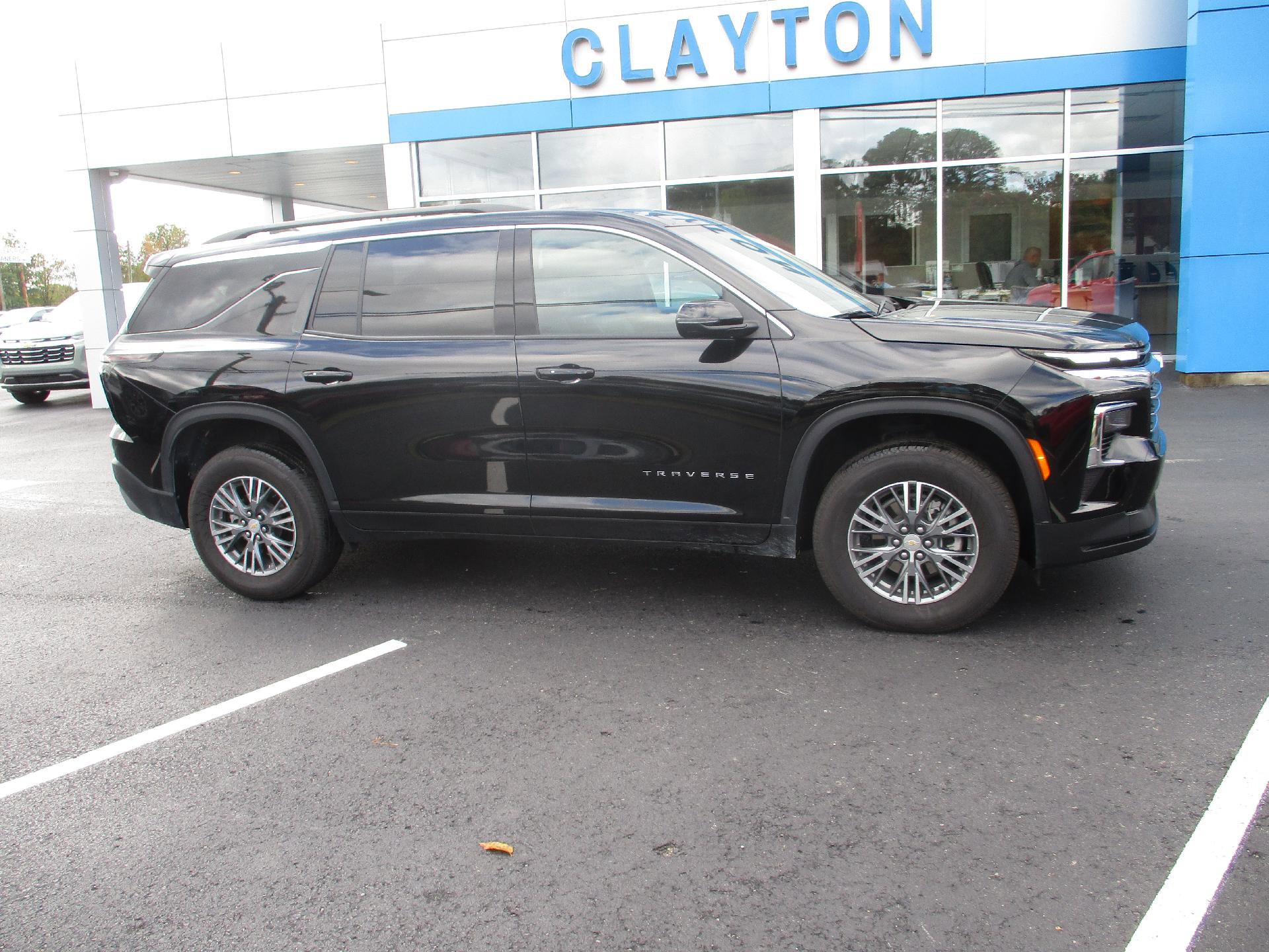 Used 2025 Chevrolet Traverse LT image 1