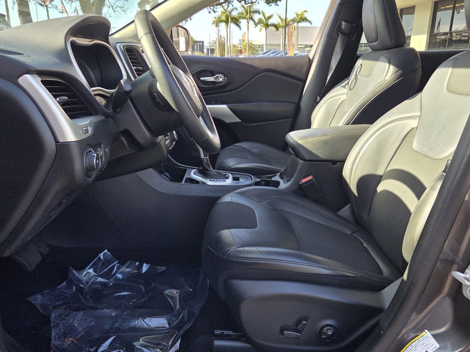 Used 2018 Jeep Cherokee Latitude Plus w/ Comfort/Convenience Group FWD image 10