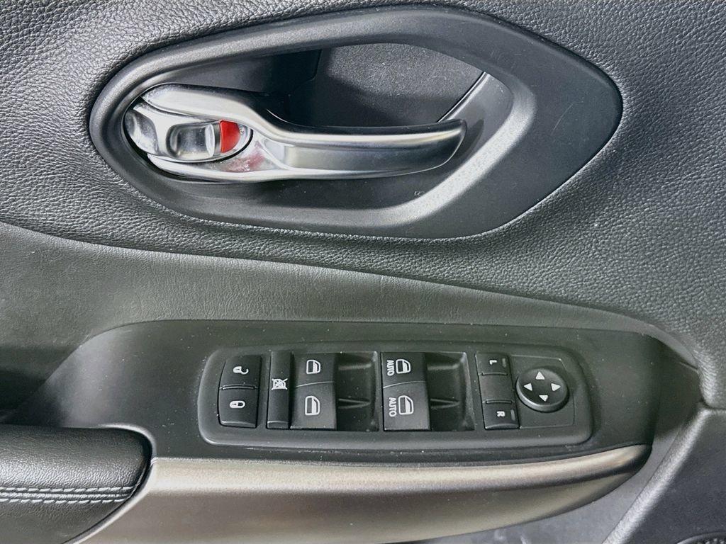 Used 2019 Jeep Cherokee Latitude Plus w/ Comfort/Convenience Group AWD/4WD image 22