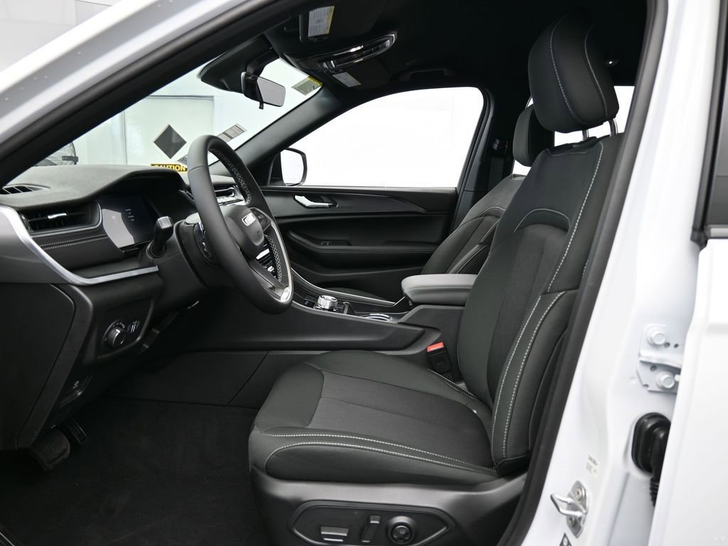 Used 2025 Jeep Grand Cherokee L Laredo image 2