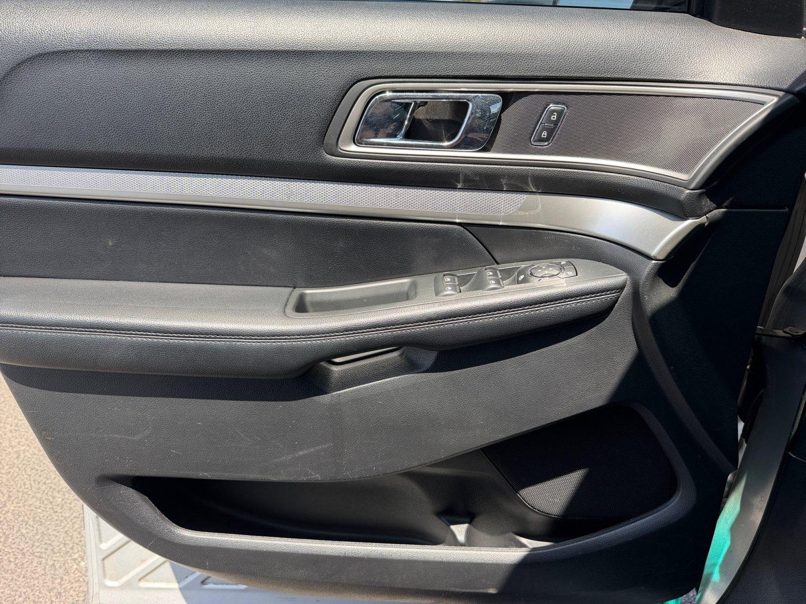 Used 2017 Ford Explorer XLT w/ Equipment Group 202A FWD image 13