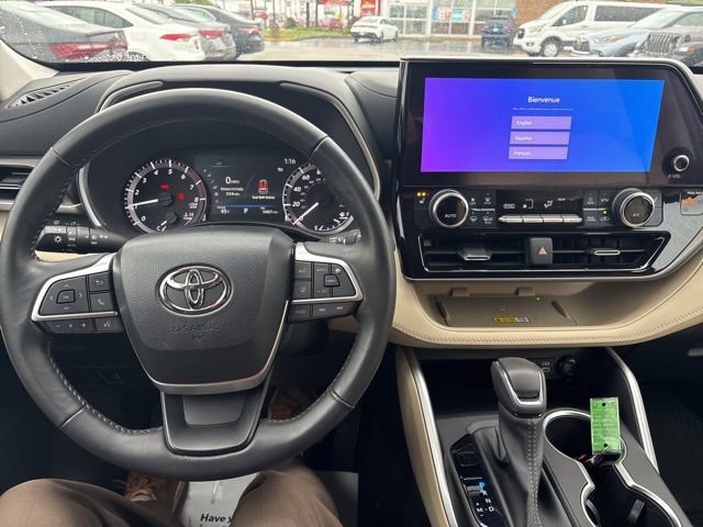 Used 2023 Toyota Highlander XLE AWD/4WD image 9