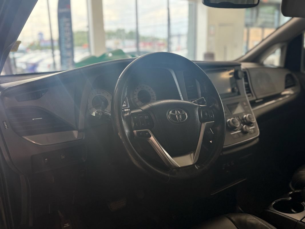 Used 2015 Toyota Sienna SE w/ SE Preferred Package FWD image 18