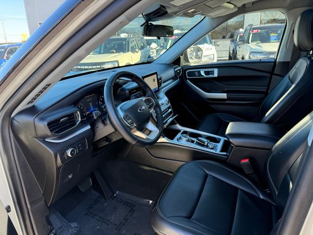 Used 2022 Ford Explorer XLT w/ Equipment Group 202A image 3