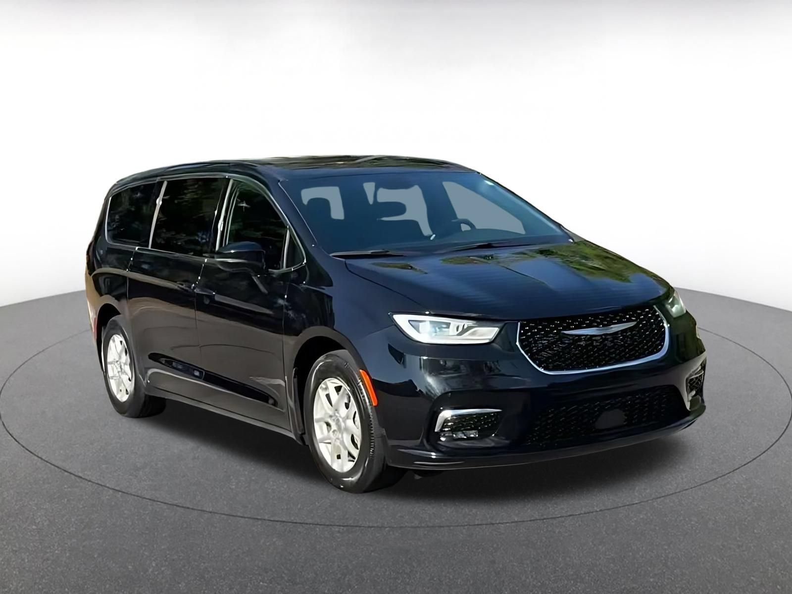 Used 2025 Chrysler Pacifica Select FWD image 3