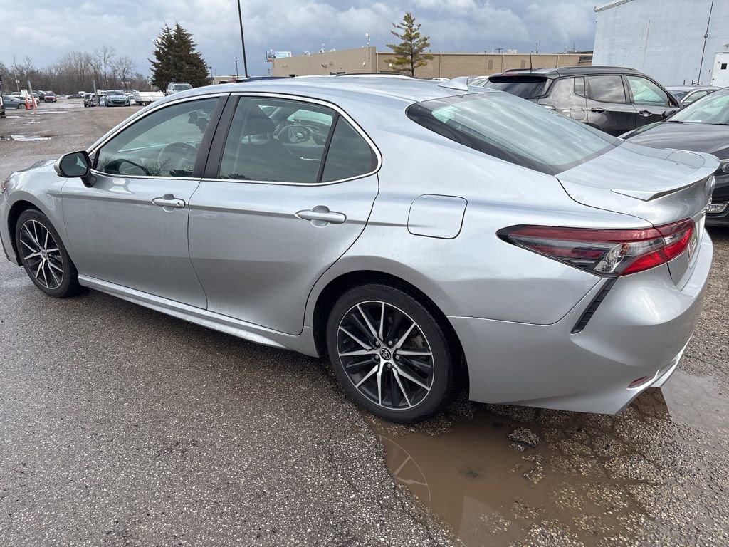 Used 2021 Toyota Camry SE image 3