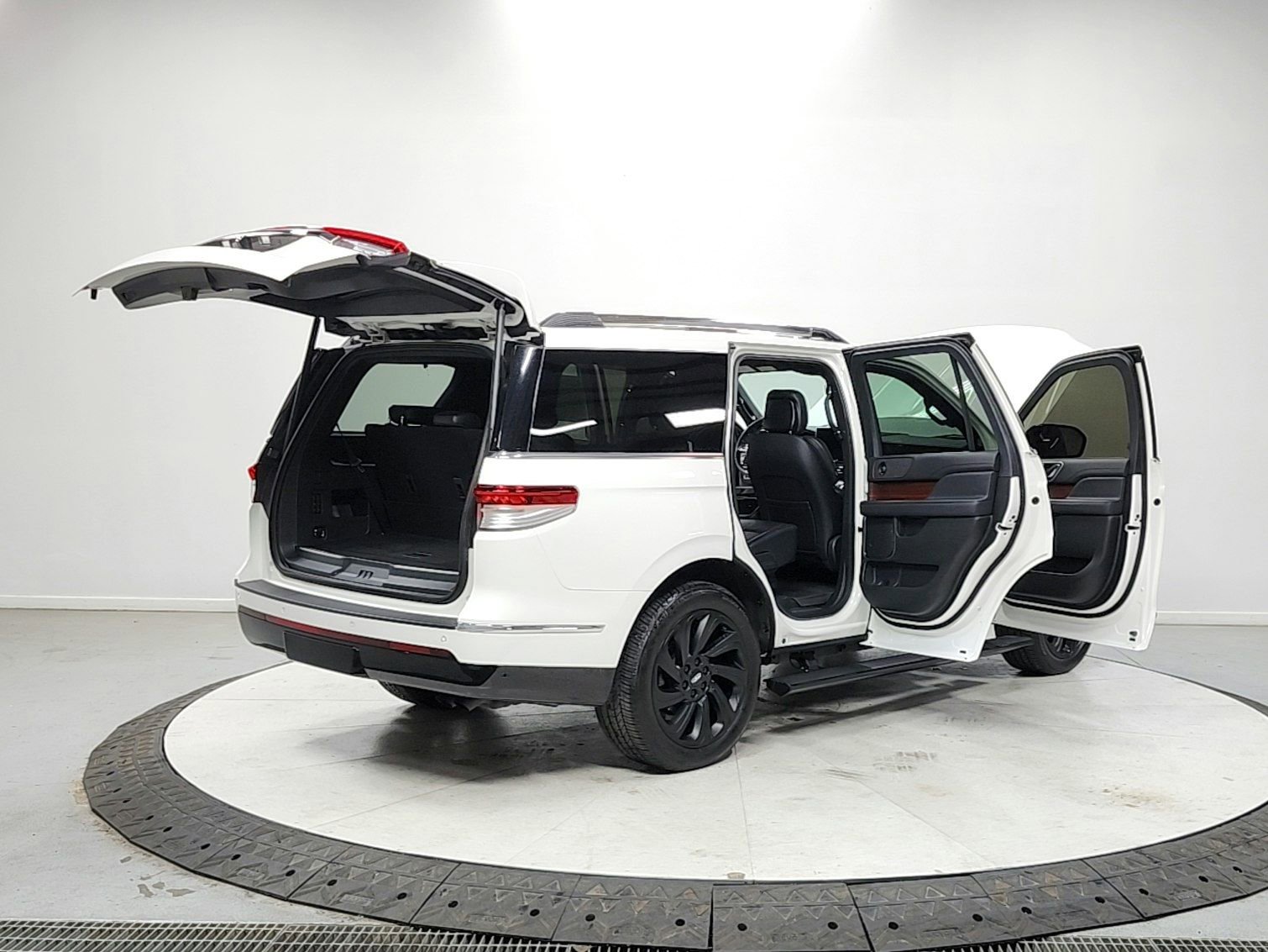 Used 2024 Lincoln Navigator Premiere AWD/4WD image 15