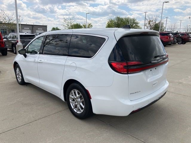 Used 2024 Chrysler Pacifica Touring-L FWD image 5