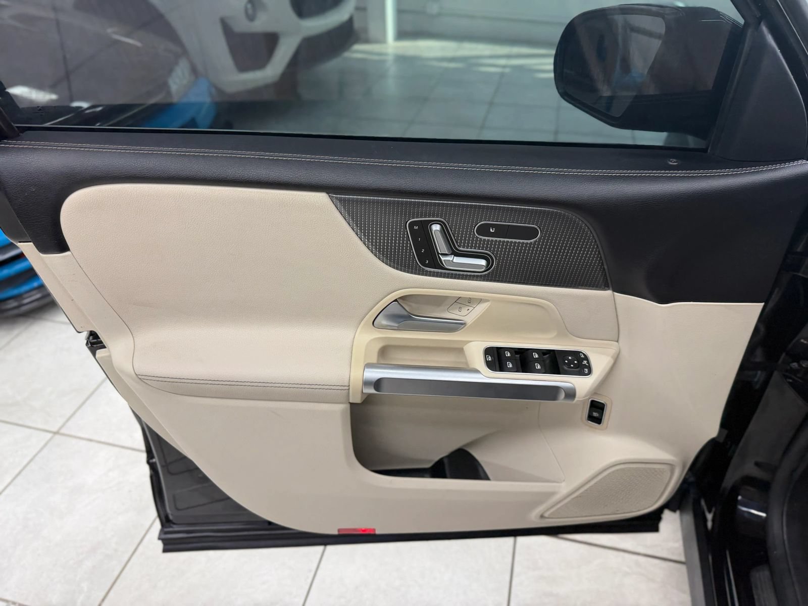 Used 2020 Mercedes-Benz GLB 250 w/ Premium Package image 13