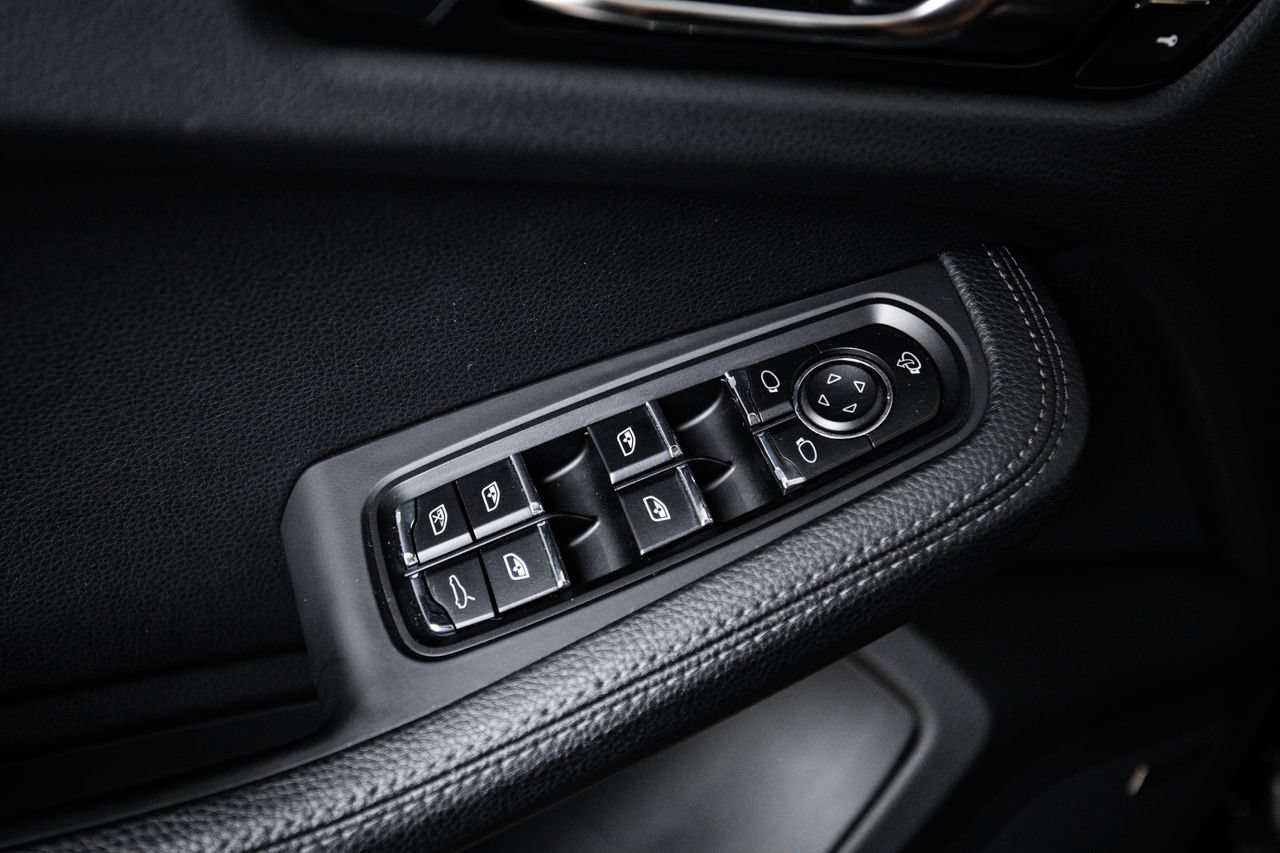 Certified 2024 Porsche Macan AWD/4WD image 22