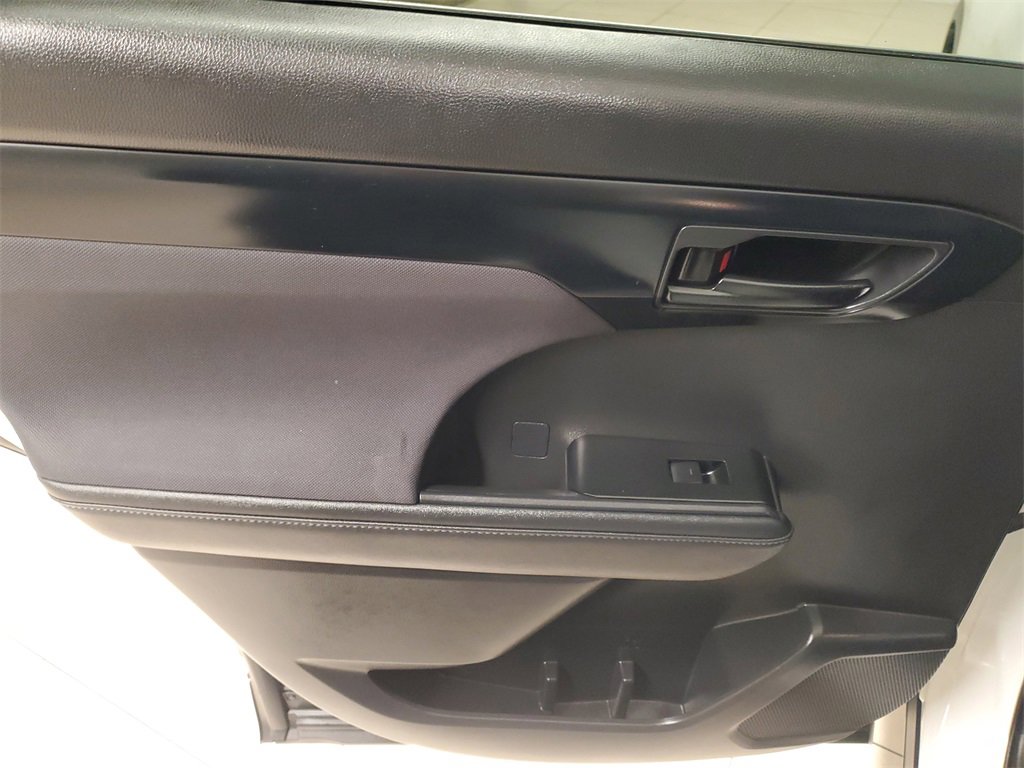 Used 2023 Toyota Highlander LE image 14