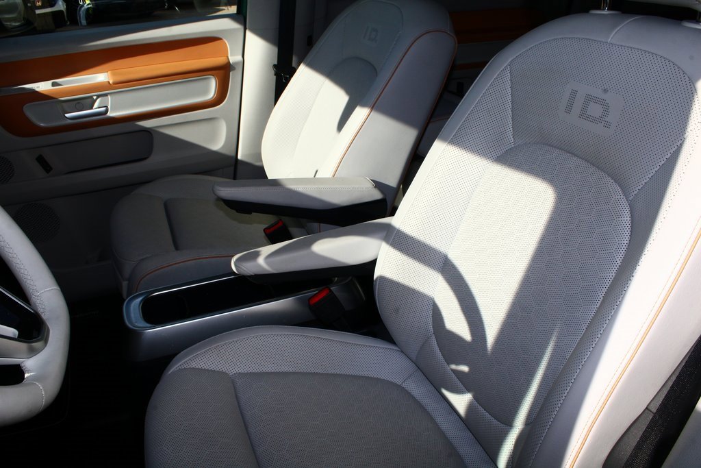 Used 2025 Volkswagen ID. Buzz 1st Edition image 4