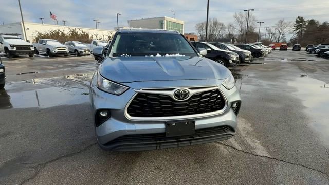 Used 2022 Toyota Highlander XLE image 3