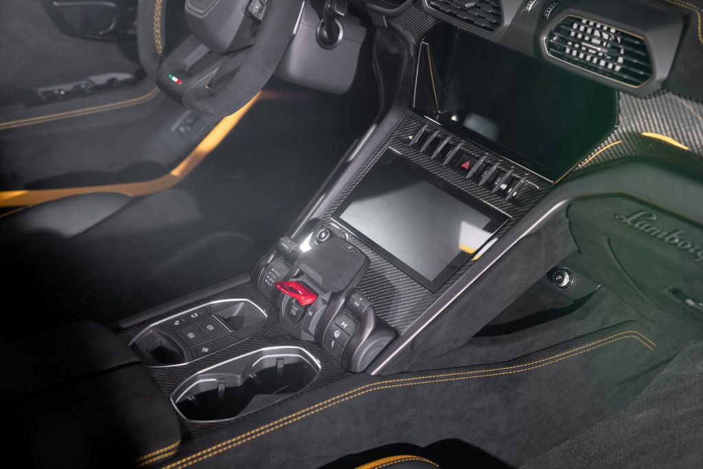 Used 2024 Lamborghini Urus Performante AWD/4WD image 40