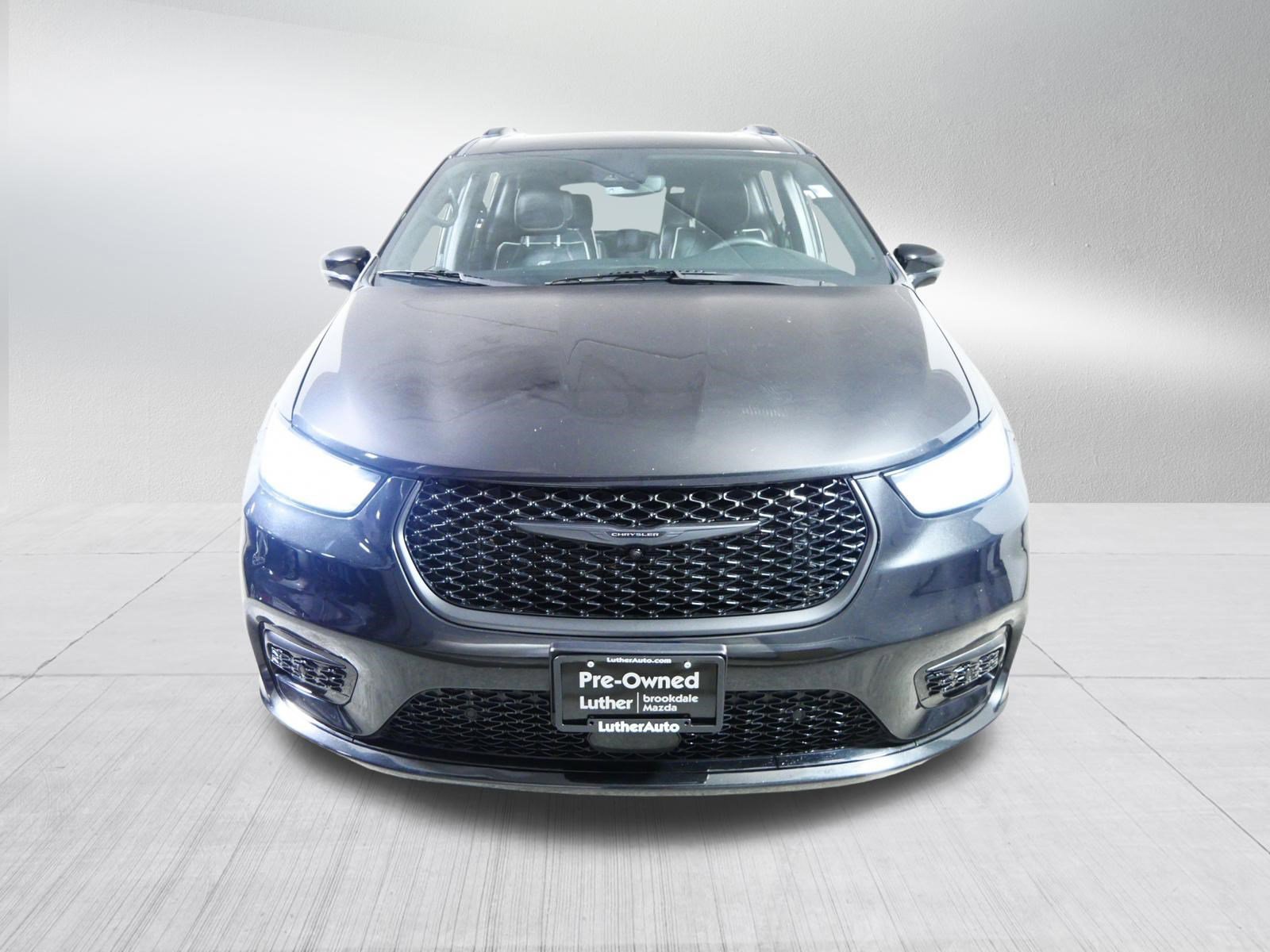Used 2024 Chrysler Pacifica Premium FWD image 2