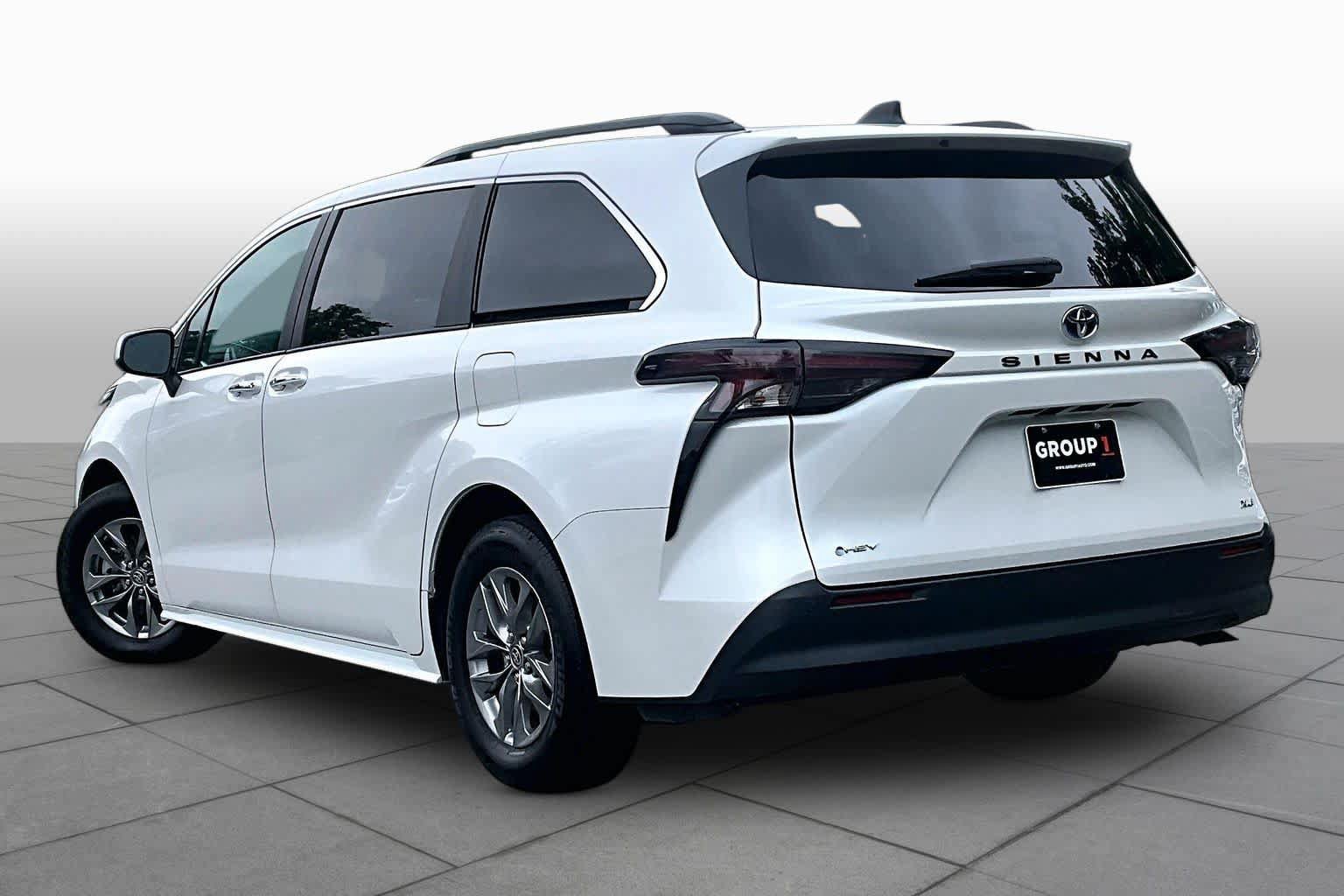 Used 2025 Toyota Sienna XLE FWD image 12