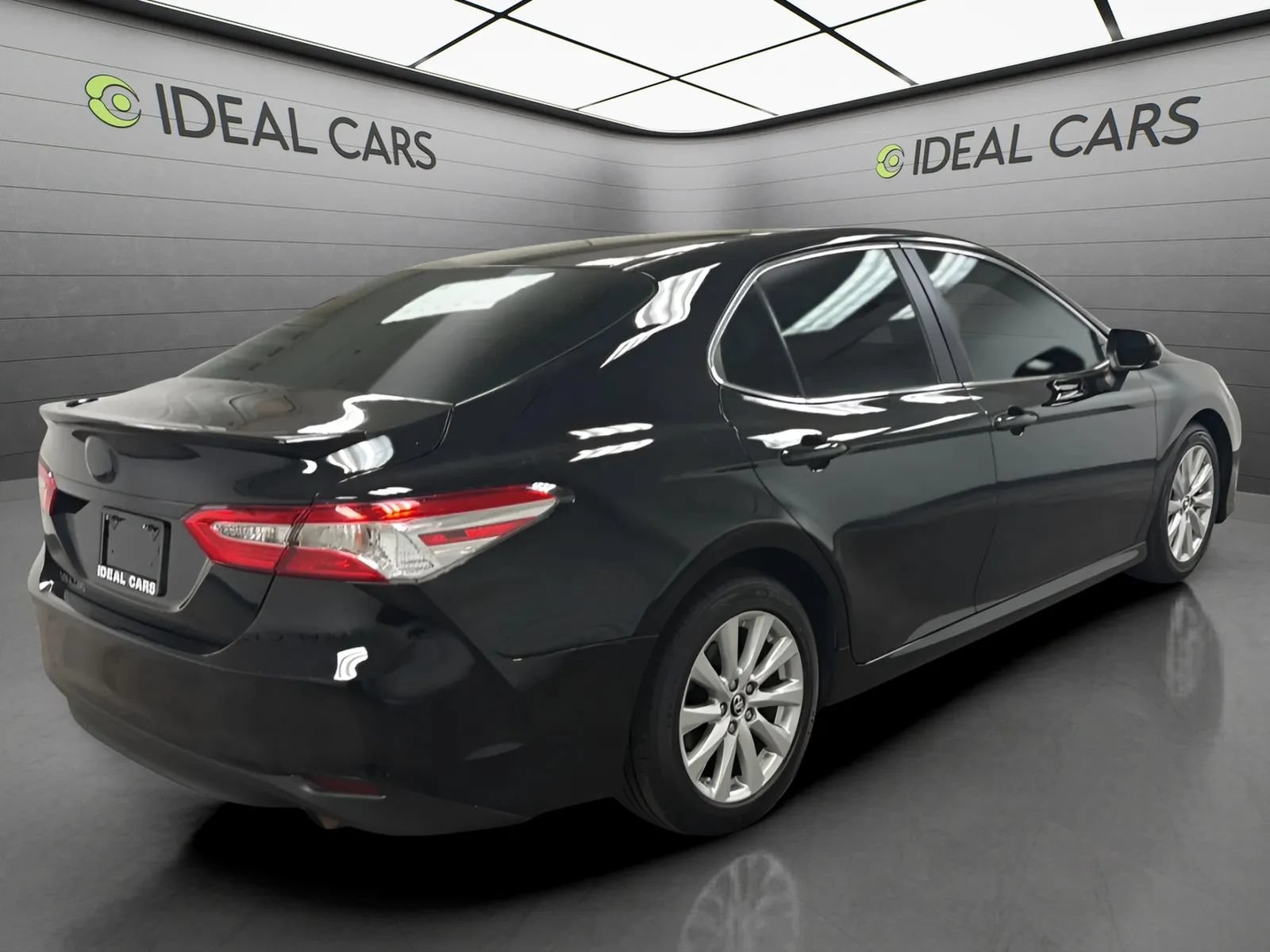 Used 2018 Toyota Camry LE FWD image 5