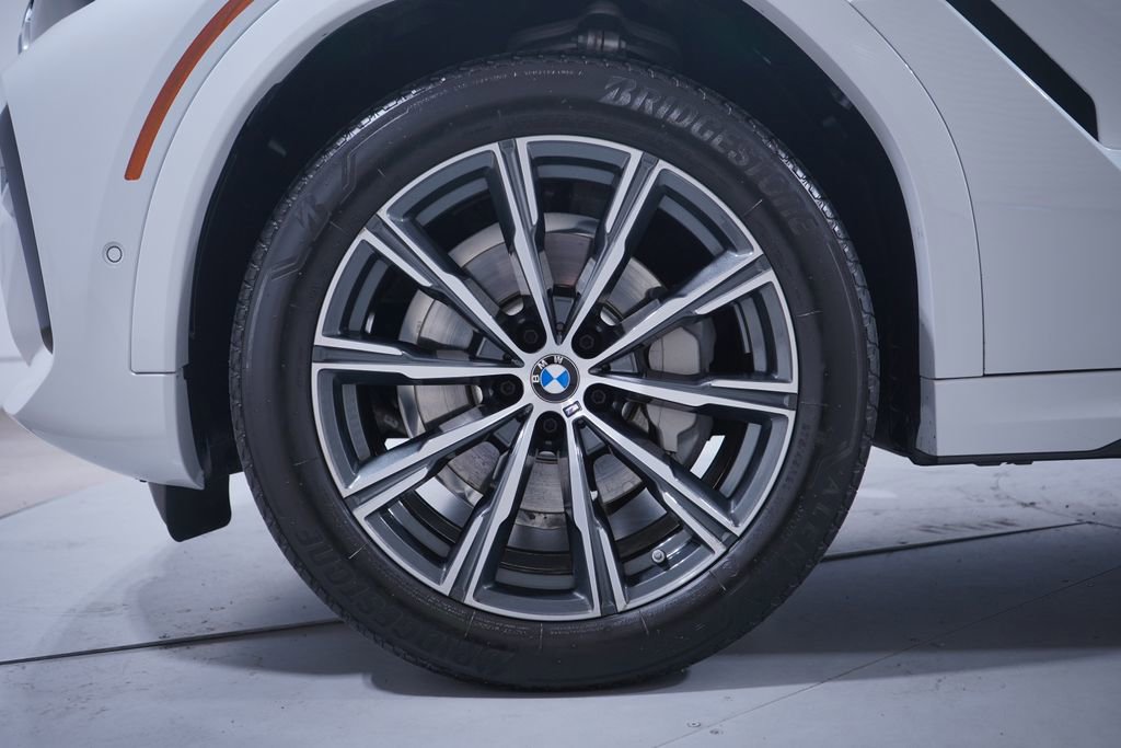 Used 2022 BMW X6 xDrive40i w/ M Sport Package image 2