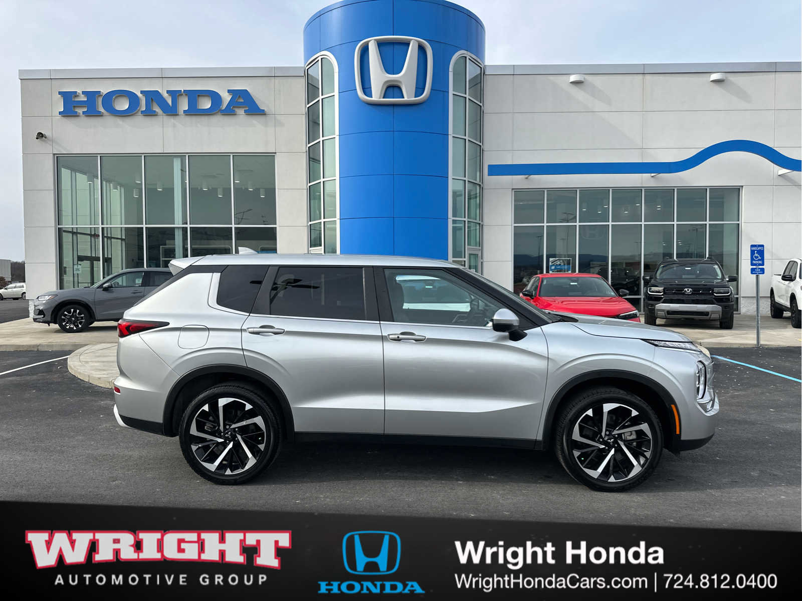 Used 2024 Mitsubishi Outlander SE image 1