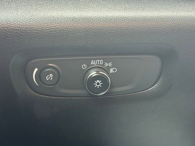 Used 2023 Chevrolet Traverse RS image 41