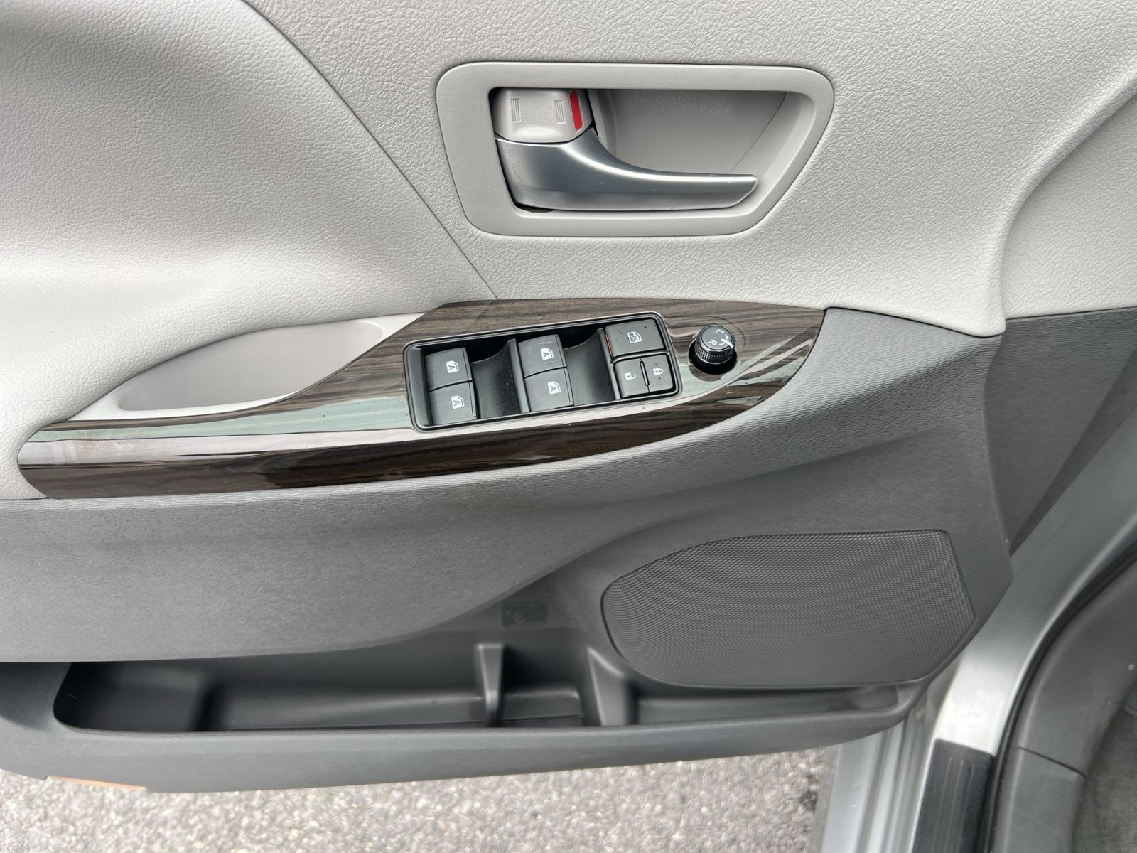 Used 2019 Toyota Sienna XLE w/ XLE Navigation Package FWD image 15