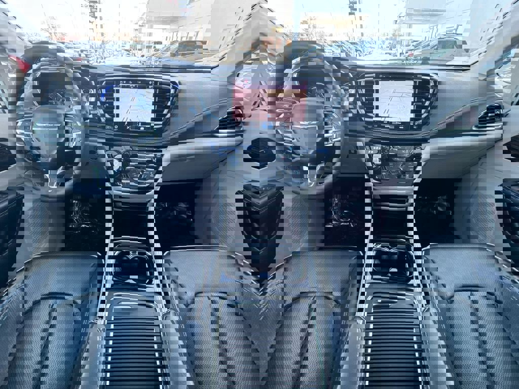 Used 2024 Chrysler Pacifica Limited image 21