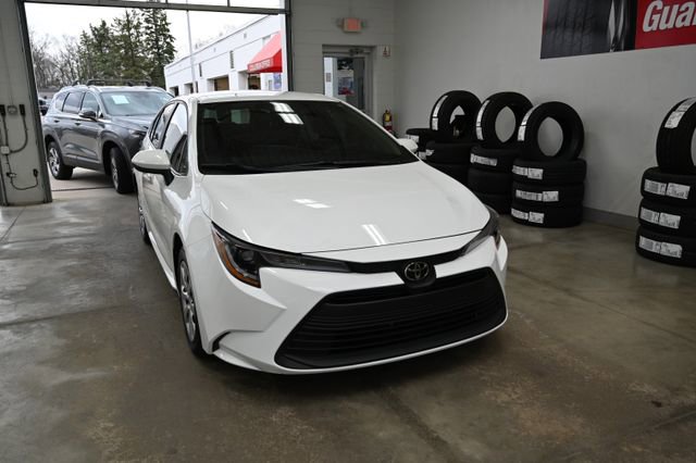 Used 2023 Toyota Corolla LE FWD image 3