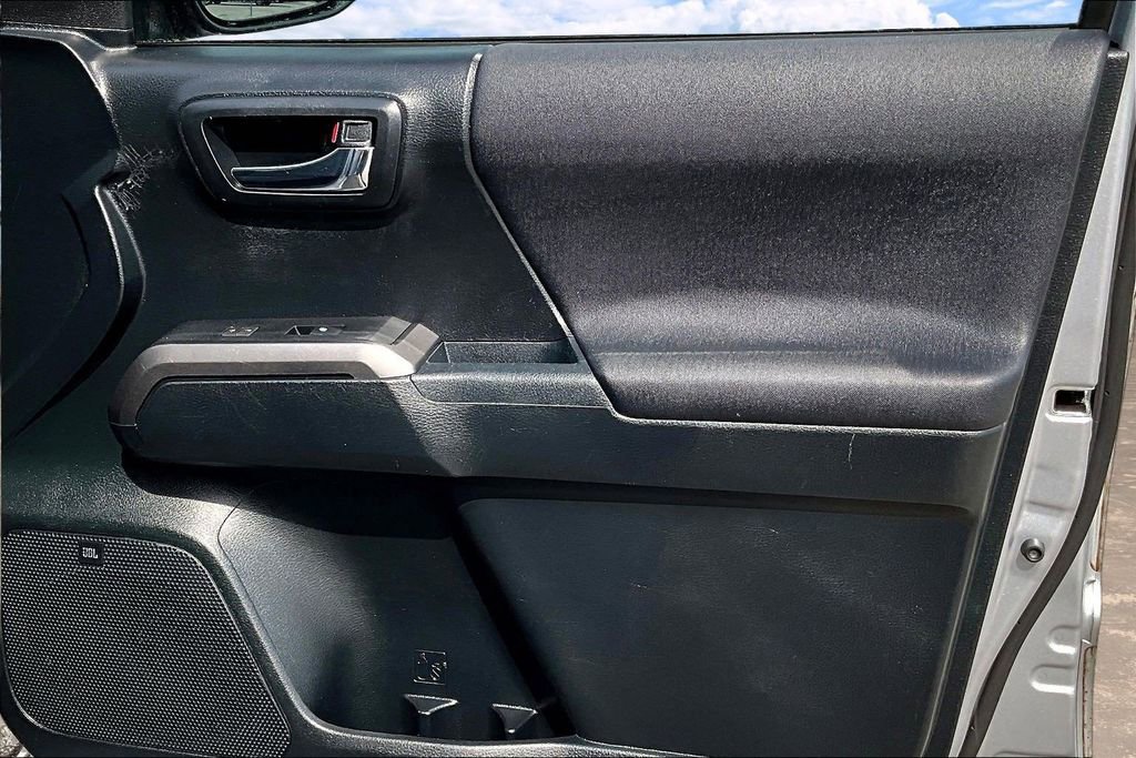 Used 2016 Toyota Tacoma TRD Sport image 29