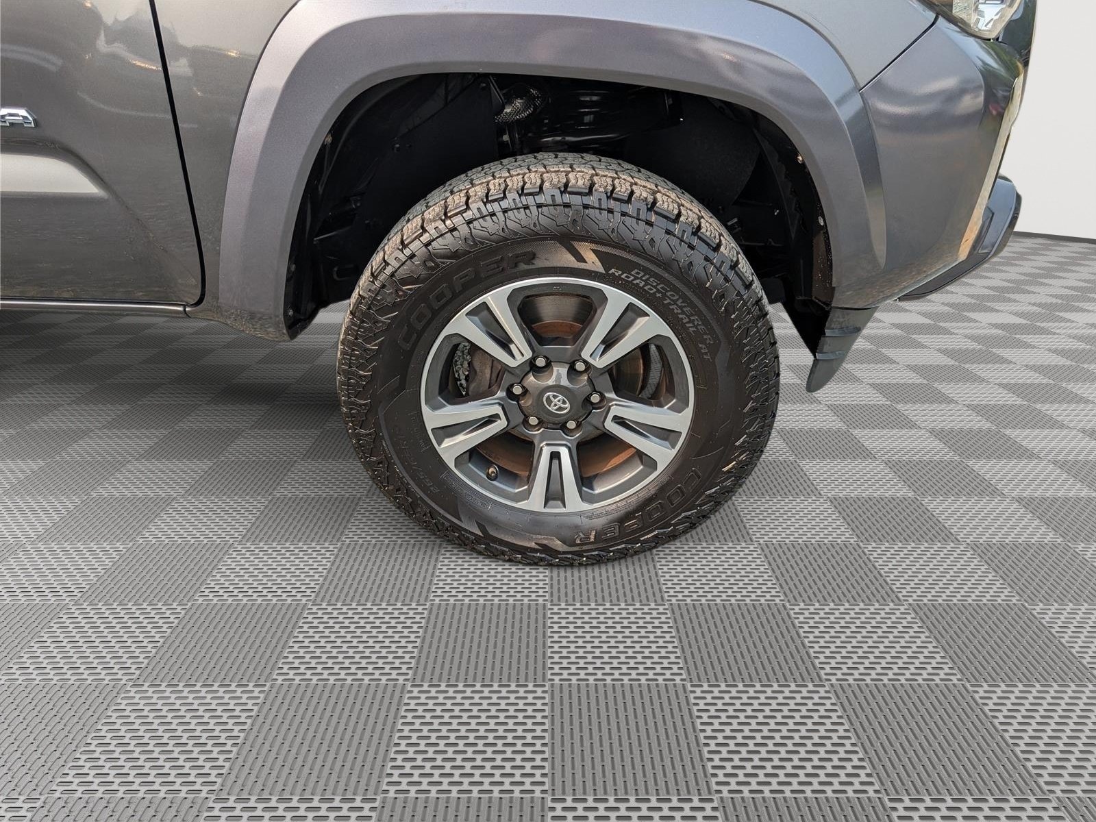 Used 2018 Toyota Tacoma TRD Sport w/ TRD Premium Sport Package AWD/4WD image 9