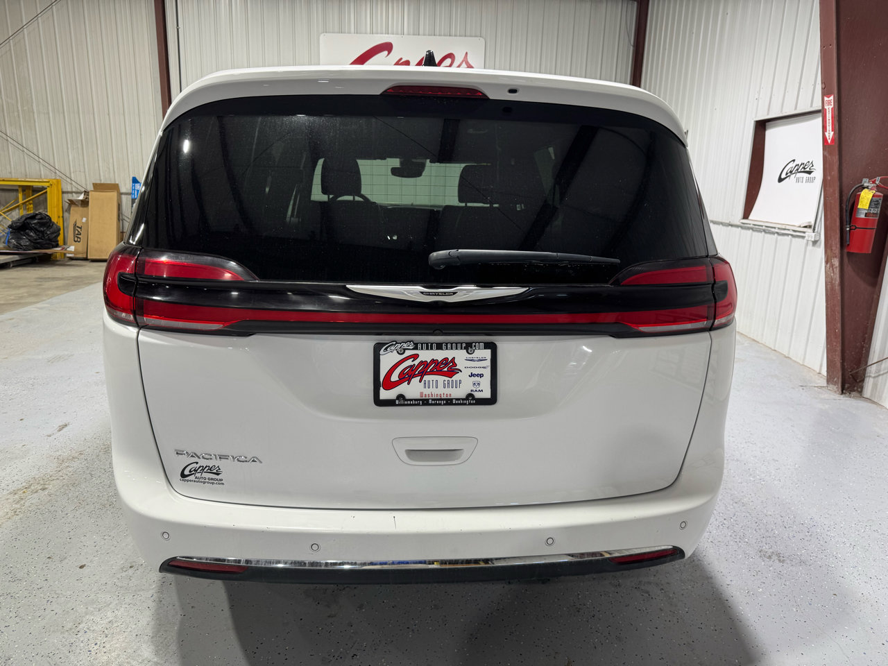 Used 2025 Chrysler Pacifica Select image 4