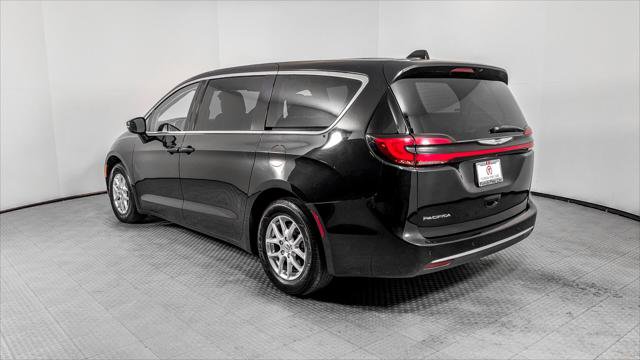 Used 2023 Chrysler Pacifica Touring-L FWD image 4