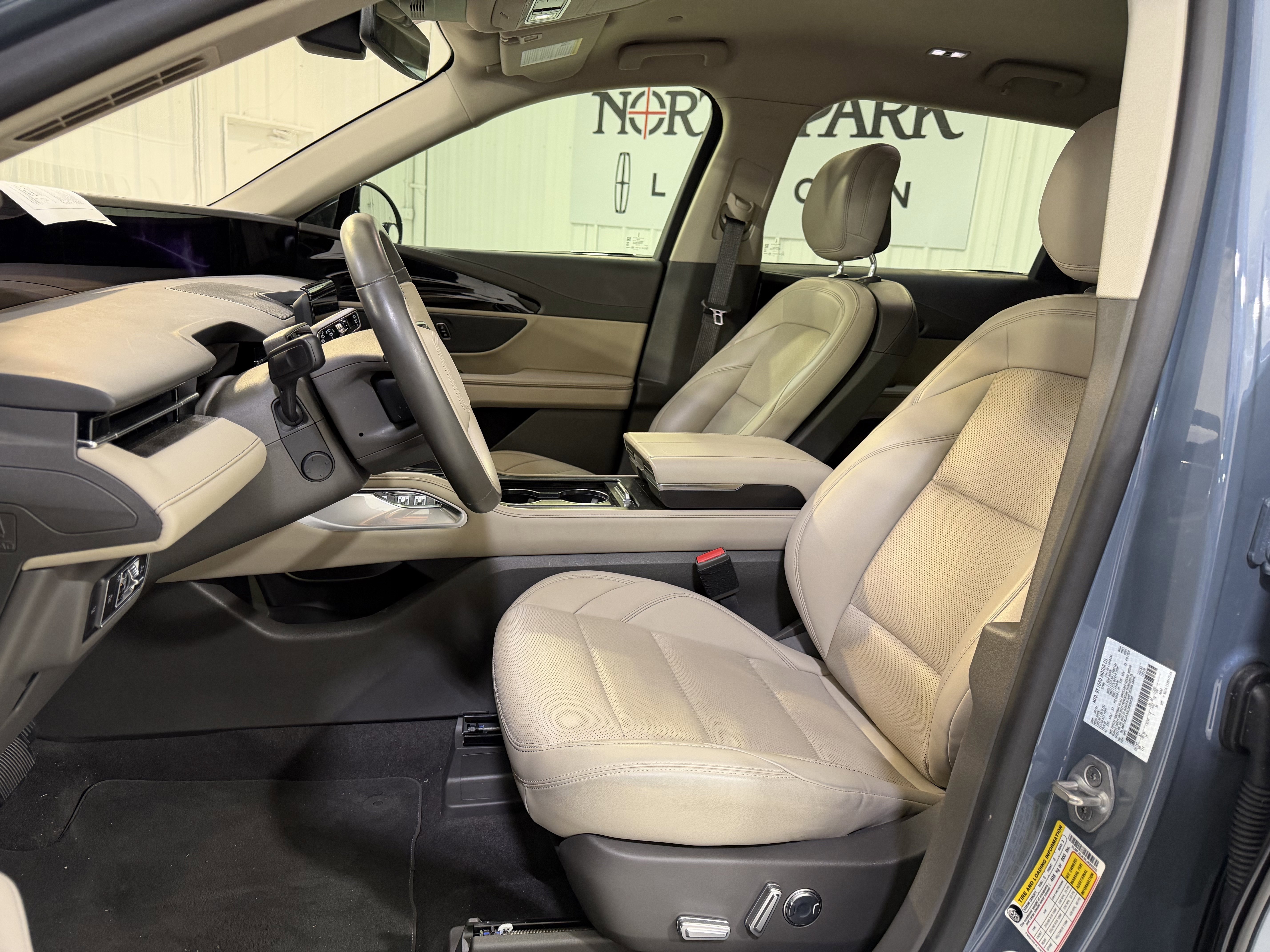 Used 2025 Lincoln Nautilus Premier AWD/4WD image 9