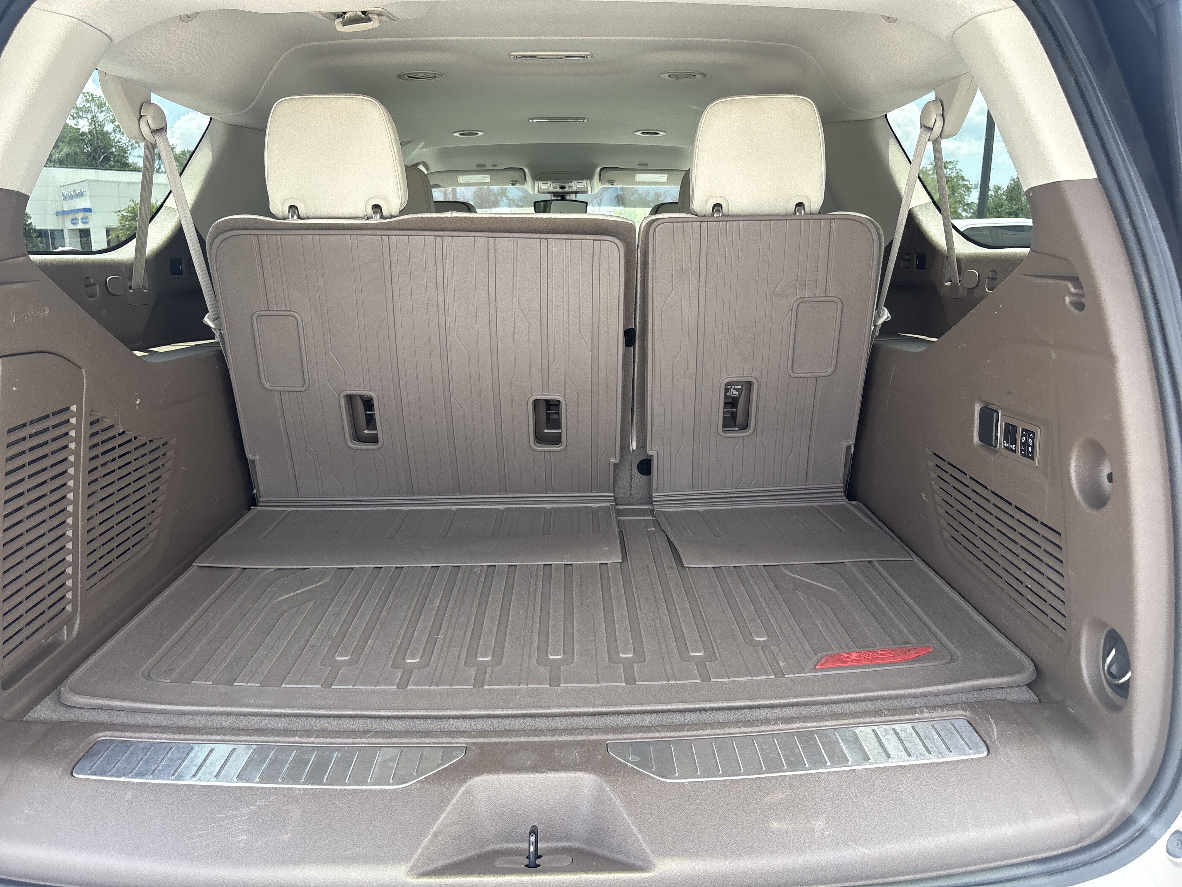 Used 2022 GMC Yukon XL Denali RWD image 9