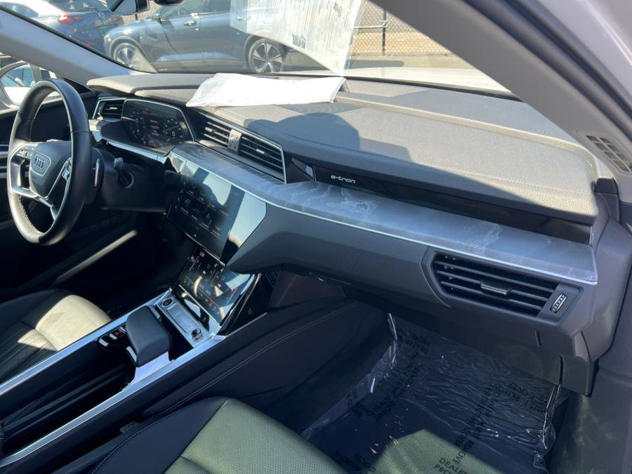 Used 2024 Audi Q8 e-tron Premium Plus w/ Premium Plus Package image 27