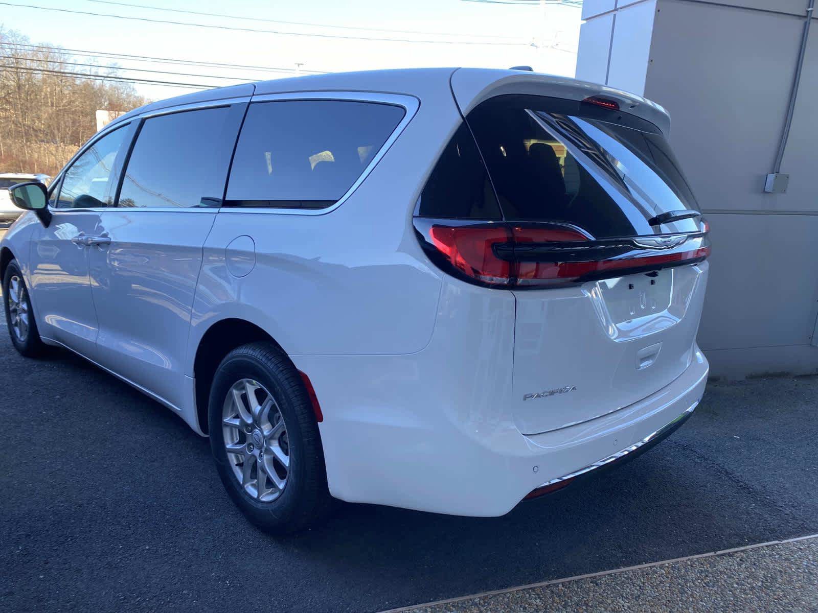 New 2026 Chrysler Pacifica Select FWD image 3
