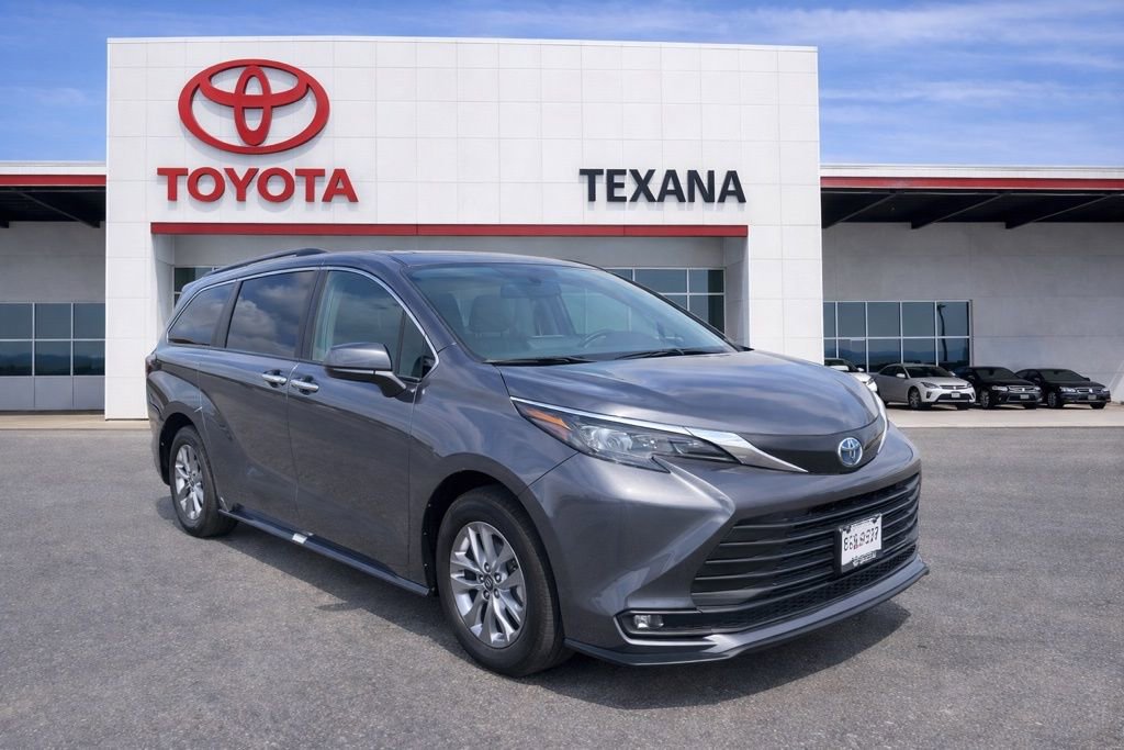 Used 2025 Toyota Sienna XLE image 1
