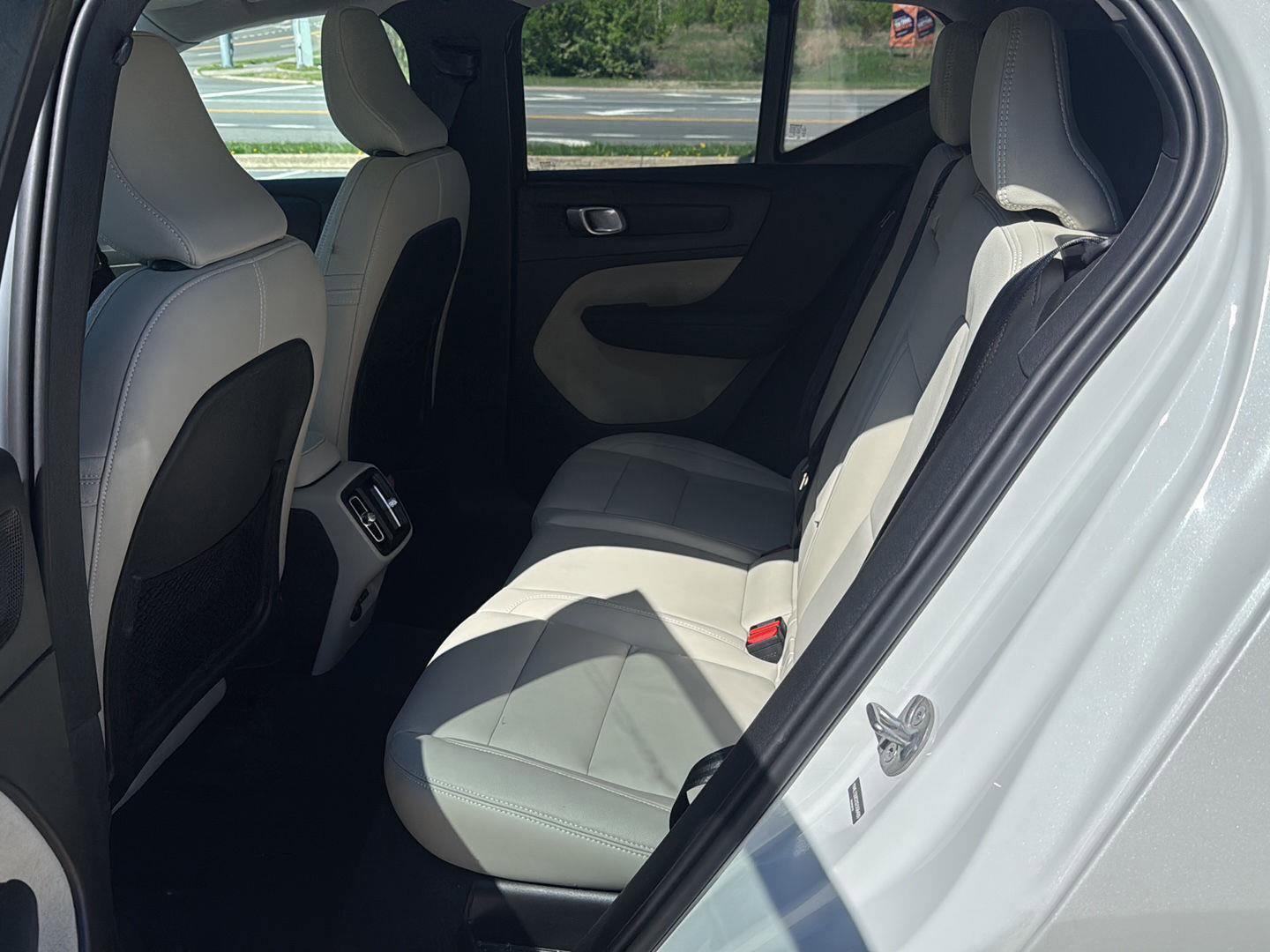 Used 2025 Volvo XC40 B5 Plus w/ Climate Package image 8