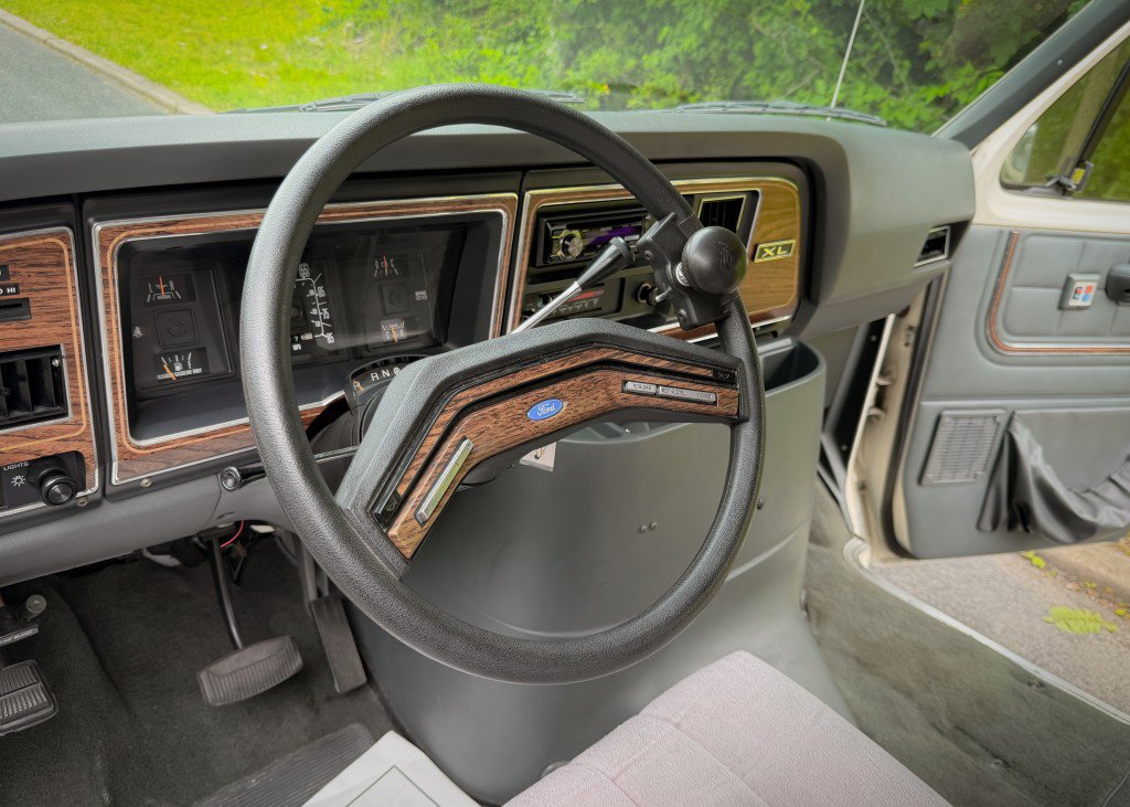 Used 1990 Ford E-150 and Econoline 150 RWD image 15