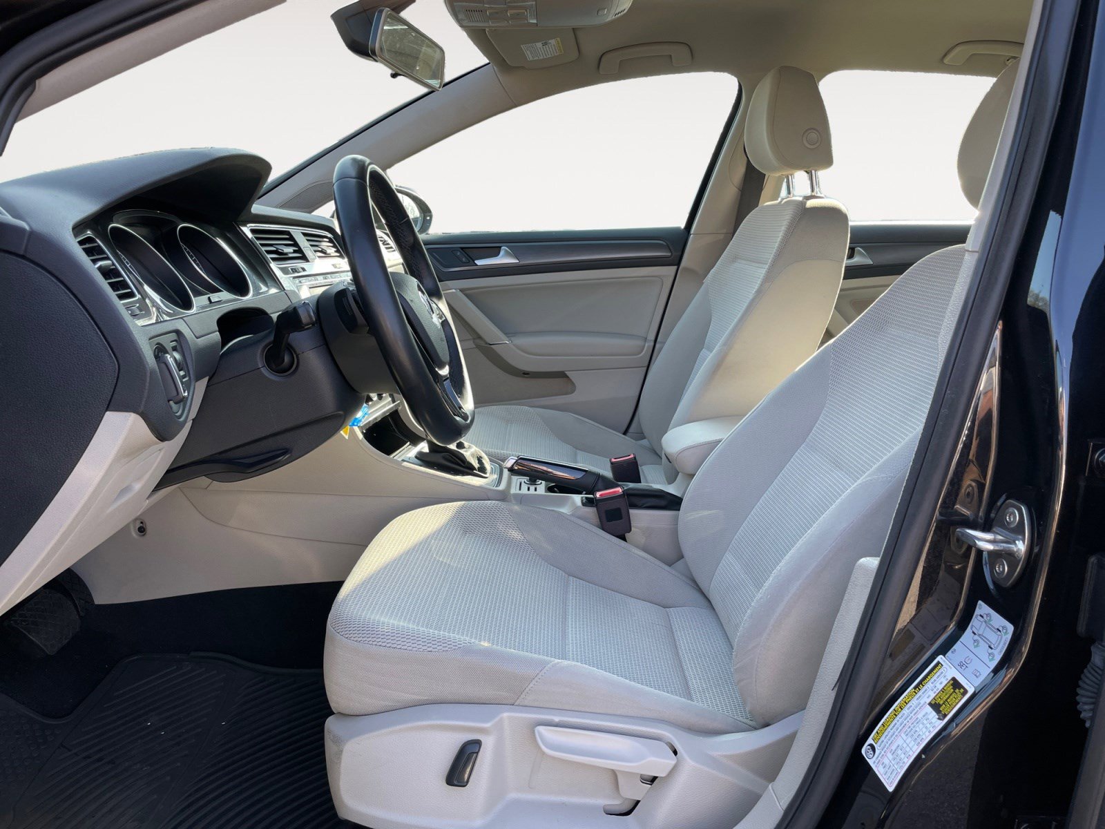 Used 2018 Volkswagen Golf S image 7