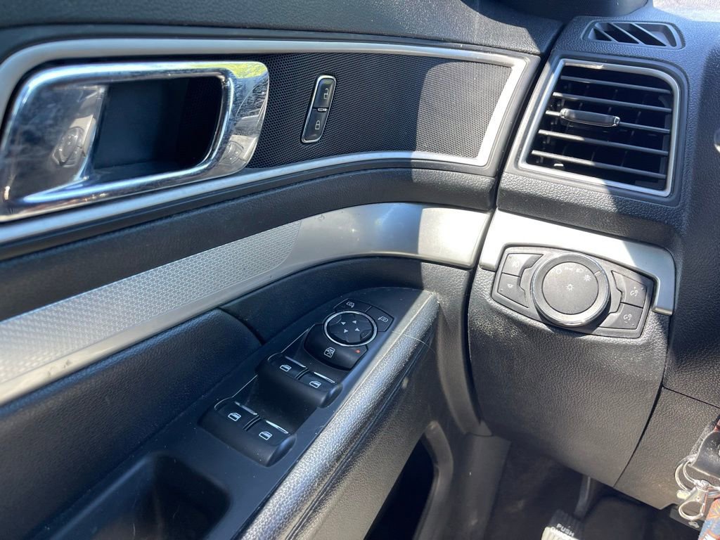 Used 2017 Ford Explorer XLT FWD image 10