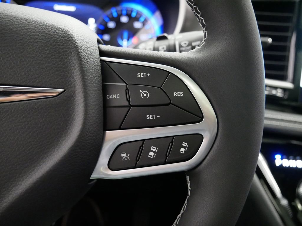 New 2026 Chrysler Pacifica Select AWD/4WD image 26