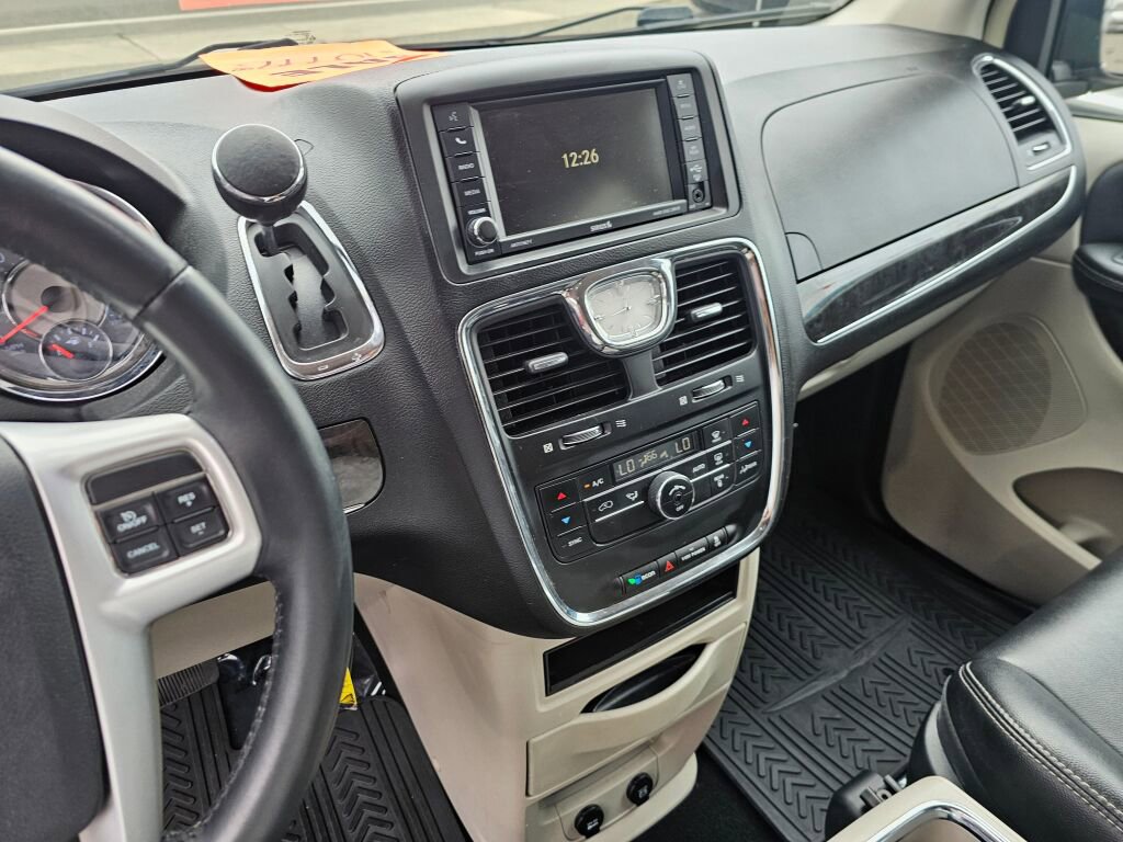 Used 2016 Chrysler Town & Country Touring image 31