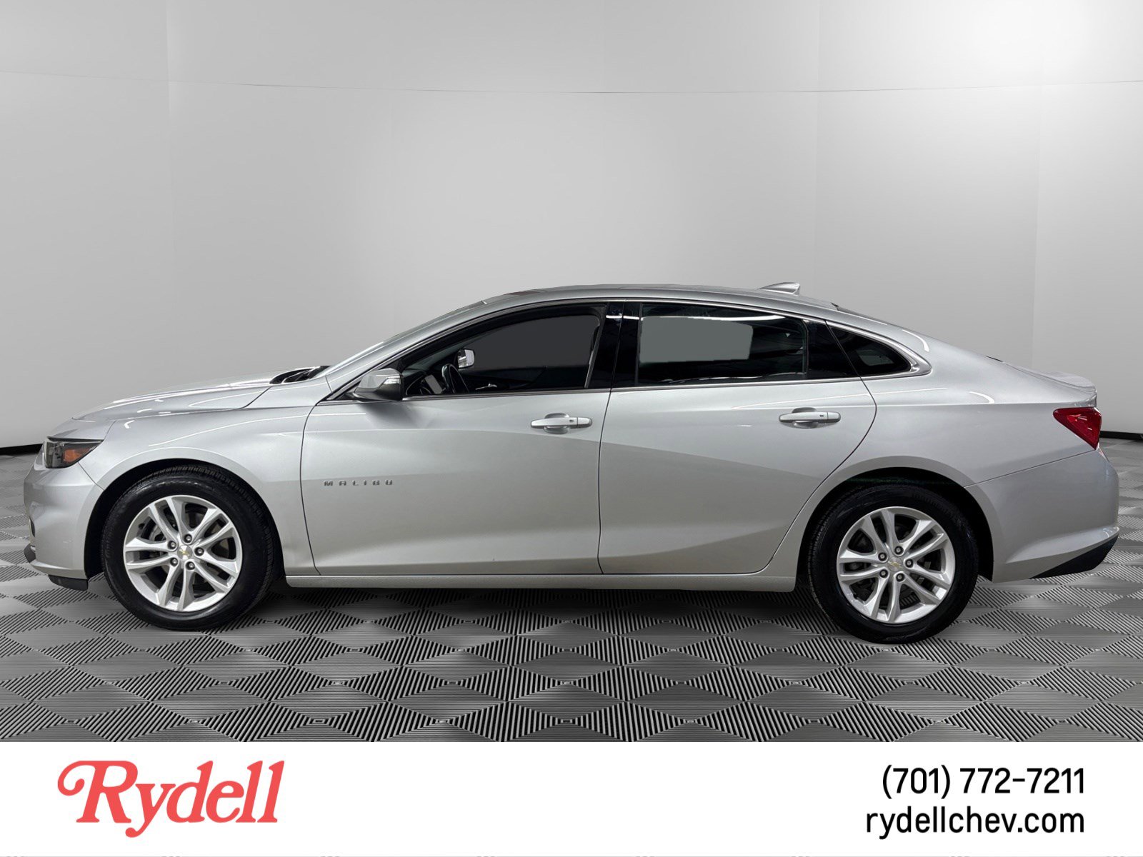 Used 2018 Chevrolet Malibu LT FWD image 2