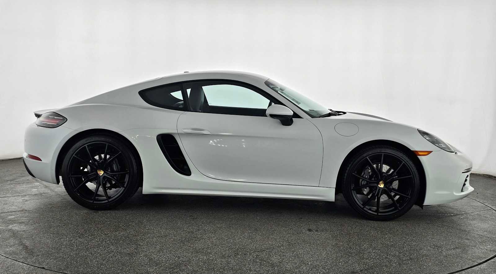 Used 2022 Porsche 718 Cayman w/ Premium Package image 6