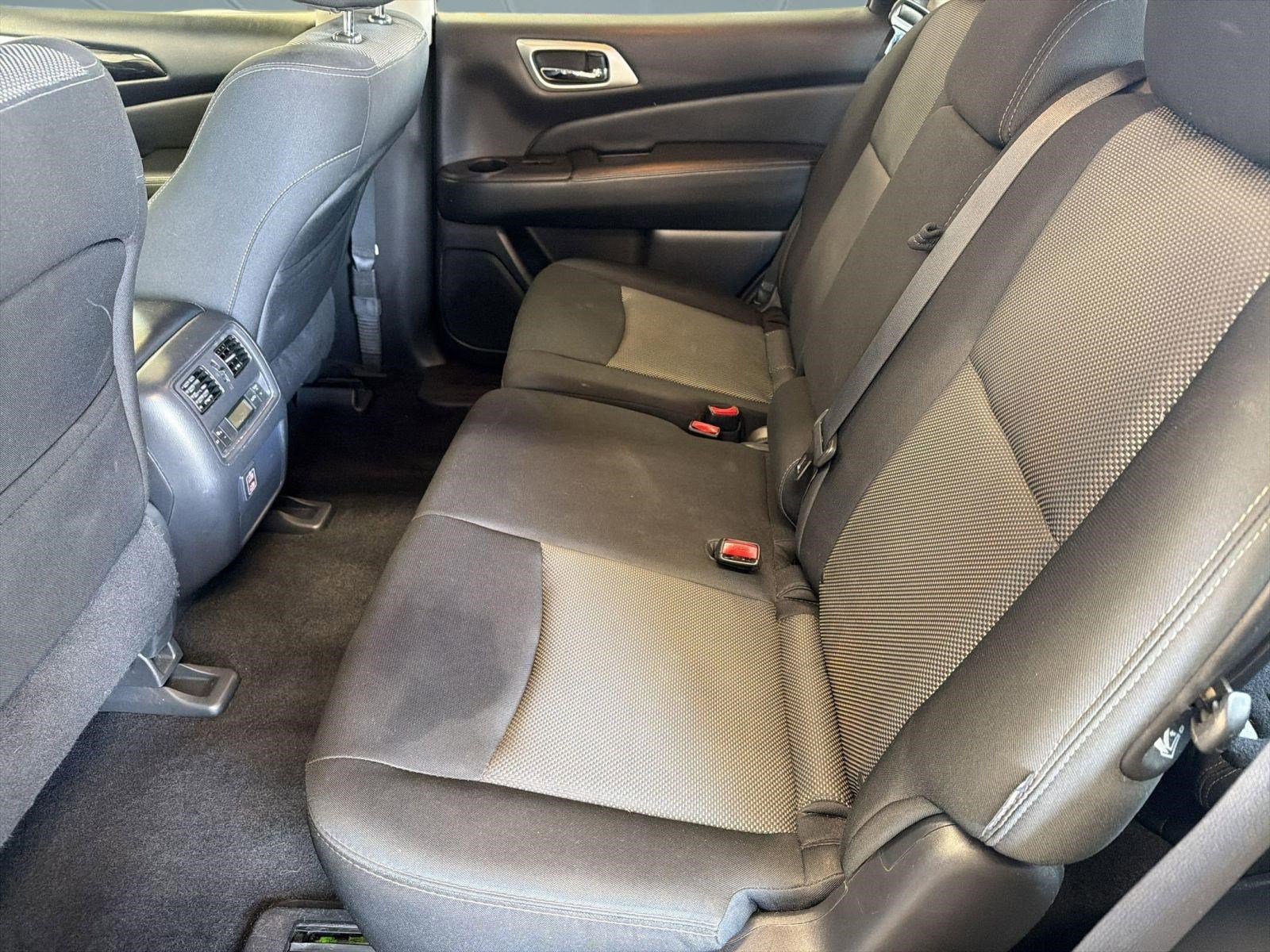 Used 2018 Nissan Pathfinder SV image 15