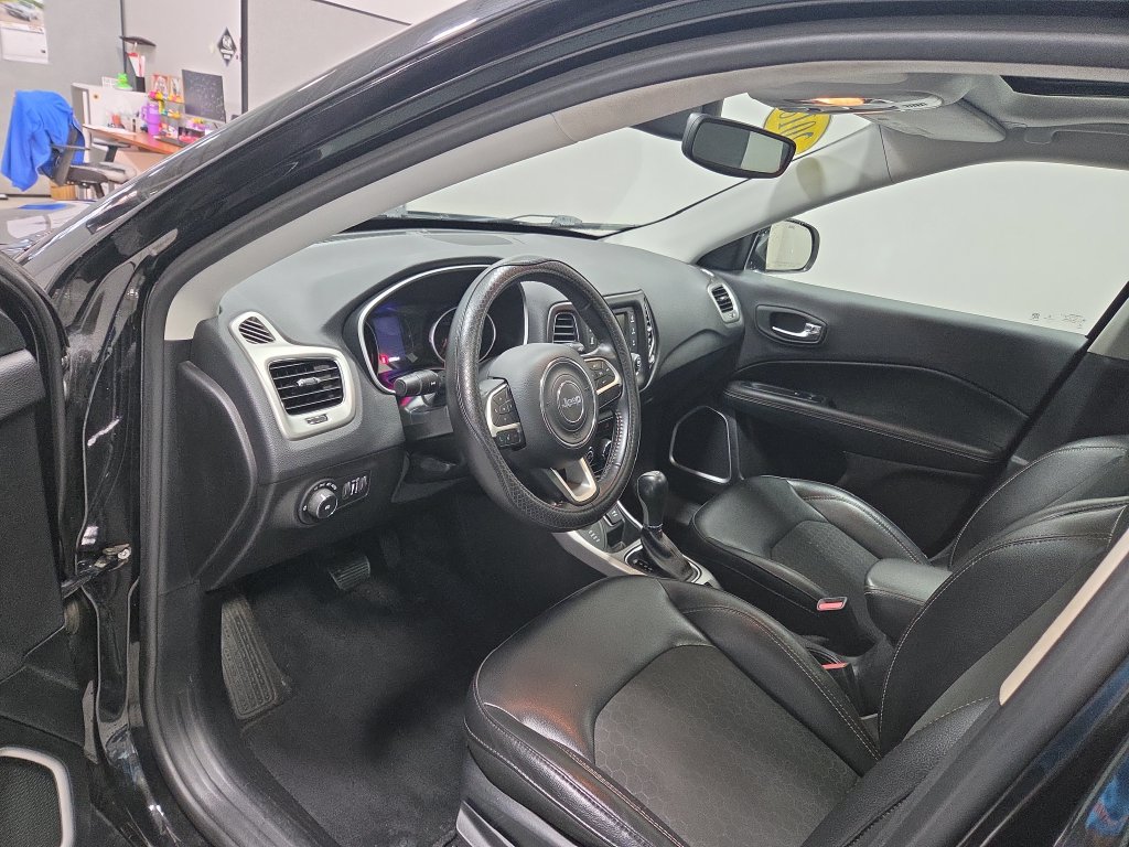 Used 2018 Jeep Compass Latitude AWD/4WD image 30