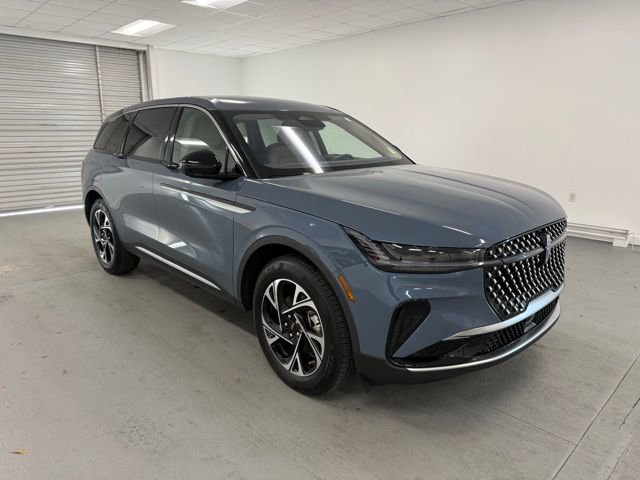 Used 2025 Lincoln Nautilus Premier image 3