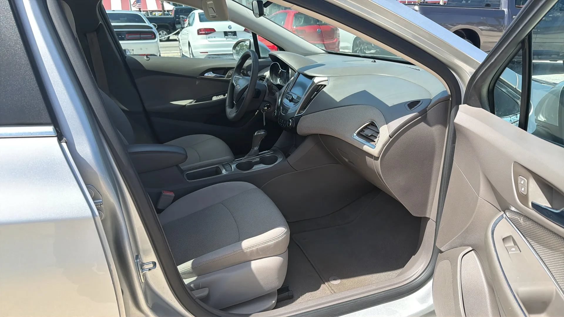 Used 2017 Chevrolet Cruze LT FWD image 17