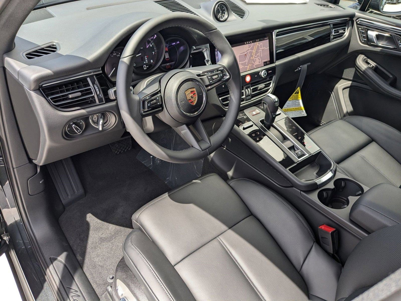 Certified 2025 Porsche Macan AWD/4WD image 4